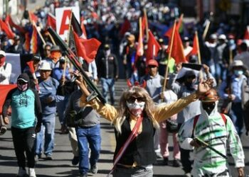 Perus Bevölkerung will ein Ende des Regimes, Neuwahlen und eine neue Verfassung