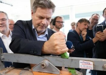 Robert Habeck glücklich: Popcorn und Chip(s)fabriken