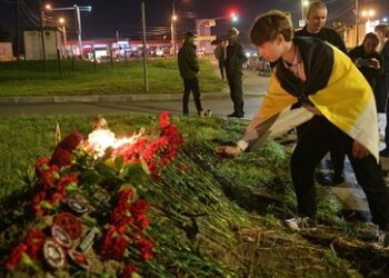 Sankt Petersburg: Menschen legen Blumen an Wagner-Zentrum nieder