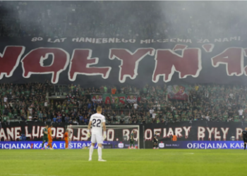 Skandal in Polen: Riesenbanner beim Fußballspiel erinnern an Wolhynien-Massaker durch UPA