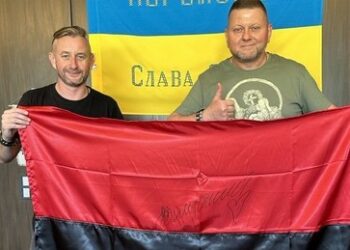 Vom Deutschen Buchhandel ausgezeichneter "Friedenspreisträger" posiert mit Bandera-Flagge