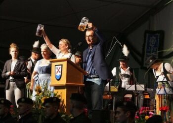 Wahlkampf in Bayern: Für Özdemir und Schulze (beide Grüne) Polizeischutz und Buhrufe im Festzelt