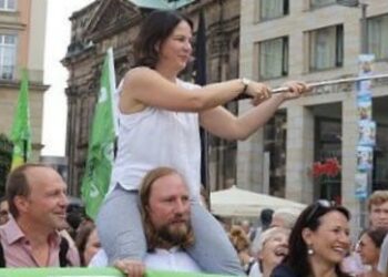 Baerbock widmet Autobiografie Kriegsgenerationen, "die gekämpft haben"