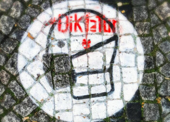 Berliner Gericht verurteilt US-amerikanischen Autor C. J. Hopkins für satirisches Buchcover