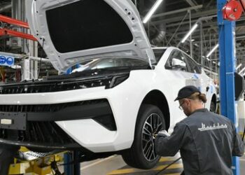 Beschluss der Staatsduma: Abgeordnete steigen ab 2024 auf russische Dienstwagen um