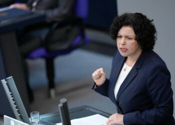 Bundestag: Mohamed Ali kritisiert "grottenschlechtes Regierungshandeln" ‒ Merz will mehr Aufrüstung