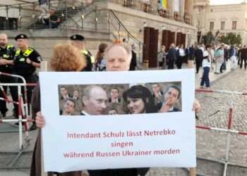 Kiews Handlanger bringen den Hass nach Berlin: Aktivisten pöbeln Opernbesucher an