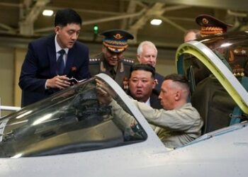 Kim Jong-un besichtigt Flugzeughersteller in Komsomolsk am Amur