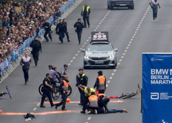 Klimakleber scheitern mit Farbattacke auf Berlin-Marathon