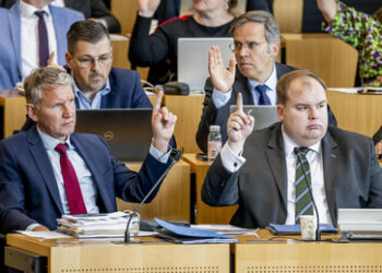 Thüringen: CDU und FDP stimmen gemeinsam mit AfD, linksgrüne Koalition empört