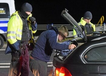 Werden EU-Grenzbeamte russische Bürger wirklich zwingen, sich auszuziehen?