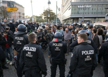 Berlin: "Allahu Akbar" – Polizeiauto mit Molotowcocktail beworfen