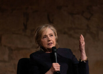 Hillary Clinton: "Leute plappern Russia Today nach"