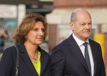 Kanzlergattin Britta Ernst: Corona-Impfung hat Kinder vor Isolation geschützt