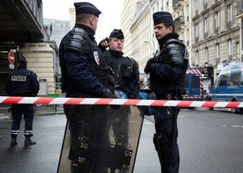 Pariser Polizei erschießt Frau, die drohte, sich in die Luft zu sprengen