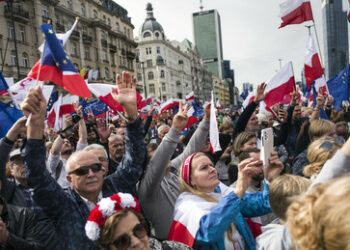 Parlamentswahl in Polen: EU-skeptische PiS liegt in Umfragen vorn