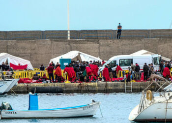 Seenotretter in Not: Aggressive Flüchtlinge zückten Messer und forderten das angestrebte Reiseziel
