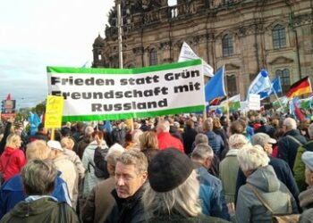 Tausende Teilnehmer beim "Tag für Frieden und Freiheit" in Dresden