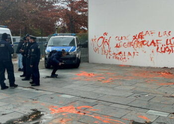 "Letzte Generation" beschmiert Kanzleramt – hartes Durchgreifen der Polizei