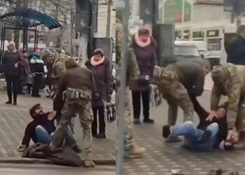 "Mit der Pistole zur Armee gejagt": Ex-Berater Arestowitsch  zu Rekrutierungen in der Ukraine