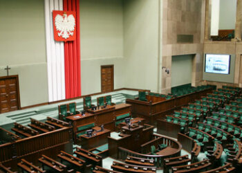 "Polnisch-polnischer Krieg": Machtkampf zwischen PiS und Bürgerkoalition bei Parlamentswahl