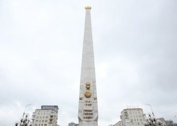 Kiew demontiert Sowjetstern vom Denkmal zu Ehren des Sieges über Hitler-Deutschland