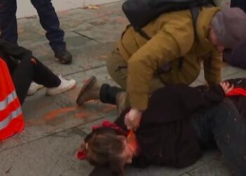 Letzte Generation: Berliner Polizei ermittelt gegen eigenen Kollegen in der Causa "Liegenbleiben!"