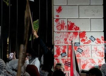 Pro-Palästina-Demonstranten beschädigen Zaun des Weißen Hauses