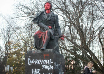 "Eine hässliche Tat": Großes Puschkin-Denkmal in Kiew nach wochenlanger Schändung abgerissen