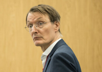 COVID-Impfung: Karl Lauterbachs Widerspruchsinzidenz von fünf Tagen