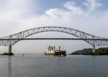 Dürre und sinkende Wasserpegel: Schiffe müssen wochenlang vor Panamakanal warten