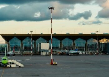Flughafen Sankt Petersburg: Russische Holding übernimmt vollständige Kontrolle