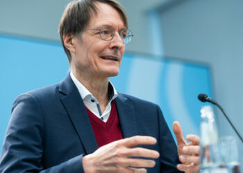 Lauterbachs Glaube: Risiko von "Post-Vac" gegenüber Long COVID um "Dimensionen geringer"