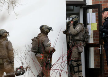 Schwerin: Großaufgebot der Polizei holt Afghanen aus "Kirchenasyl"