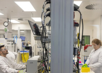 Simulierter Konsens: Wie der Mainstream mRNA-Impfrisiken herunterspielt