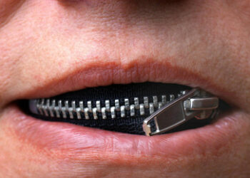 Umfrage: Meinungsäußerungen nur hinter vorgehaltener Hand