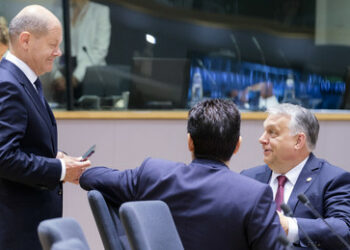 Während EU-Beitrittsverhandlungen für Ukraine: Scholz schickt Orbán Kaffeetrinken