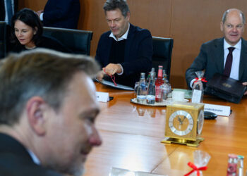 "Brauchen jetzt Ehrlichkeit": CDU fordert Scholz zum Stellen der Vertrauensfrage auf