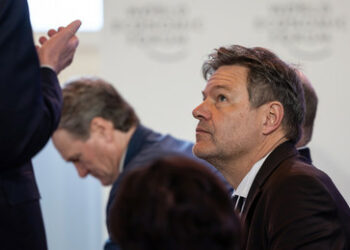 Davos 2024: Klaus Schwab pfeift, Habeck und Baerbock tanzen an