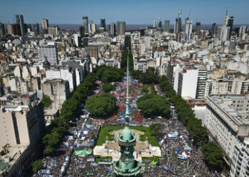 Generalstreik in Argentinien: "Essen ist kein Privileg!" und "Das Heimatland ist nicht käuflich!"