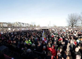 Grüne NRW-Politikerin Neubaur: "Wir werden nicht zusehen, wie die Nazis die Demokratie vernichten"