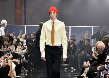 Junger Russe vom Land wird Model bei Prada-Modenschau