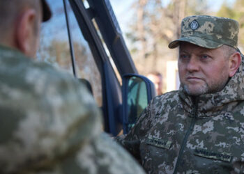 Personalmangel in ukrainischer Armee: Saluschny will Abgeordnete an die Front bringen