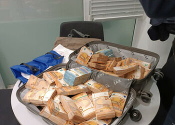 Über 450.000 Euro Bargeld im Koffer: Ukrainer fliegt am Münchner Airport auf