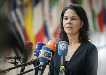 Baerbock bei G20-Außenministertreffen: Versteckspiel an der Copacabana