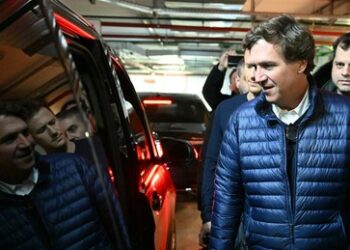 Der Kreml bestätigt, dass Tucker Carlson Wladimir Putin interviewt hat