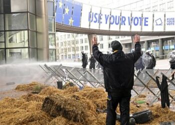 EU-Sondergipfel in Brüssel: Bauern blockieren mit Traktoren den Zugang zum Europäischen Parlament