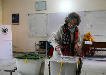 Parlamentswahl in Pakistan: Mobilfunknetz abgeschaltet – Anschläge auf Wahllokale