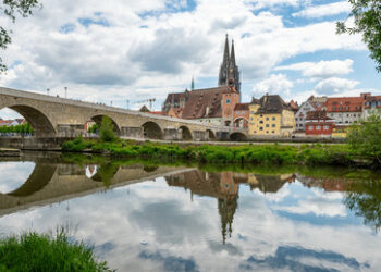 Regensburger Schuldirektor warnt Eltern per Brief: Mädchen sollen "Schulweg in Gruppen antreten"
