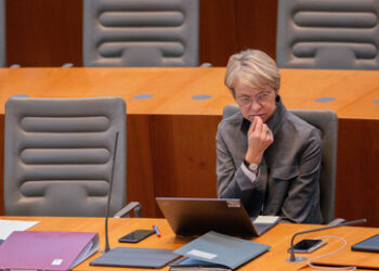 Schulministerin von NRW ruft Lehrkräfte zu Demos "gegen Rechts" auf